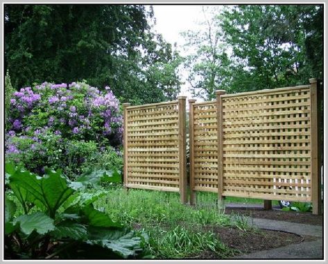 17 Lattice Fence Ideas For Your Yard Creative Fences, Lattice Fence Panels, Lattice Privacy Screen, Backyard Fence Decor, Lattice Panels, Privacy Fence Designs, Privacy Landscaping, Fencing Ideas, Pallet Fence