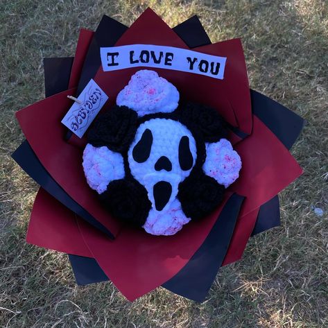 another ghost face bouquet ❣️• • • •#fall #scary #ghostface #bouquet #ramos #halloween #2024 #scarymovies #scarystuff #spookyseason #spooky #spookyvibes #ramobunchon #wrappedbouquet #girlfriendgifts #redrosebouquet #redroses #explore #flowerbouquet #aesthetic #ramo #prettyflowers #luxurybouquets #marylandflorist #houston #dcflorist #baltimoreflorist #htx #flores #spookybouquet #spookyseason Ghostface Bouquet, Spooky Bouquet, Red Rose Bouquet, Crochet Bouquet, Ghost Face, Halloween 2024, Ghost Faces, Scary Movies, Pretty Flowers