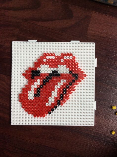 Perle hama Rolling stone Movie Perler Bead Patterns, Cool Hama Bead Ideas, Patrones Hama Beads Ideas, Hama Pearls Ideas, Things To Make With Perler Beads, Perleplader Ideas Cute, Perler Beads Ideas Cute, Hama Beads Aesthetic, Perleplader Ideas