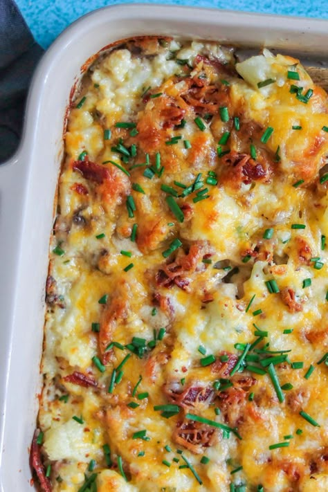 Loaded Cauliflower Casserole Mabon Food, Recipes Using Flour, Yummy Vegetables, Favorite Casserole Recipes, Vegetable Bake, Cabbage Casserole Recipes, Cauliflower Casserole Recipes, Loaded Cauliflower Casserole, Fall Eats