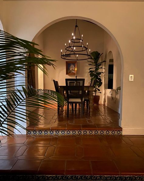 Spanish Revival Dining Room, Spanish Style Home Interior, Thrift Decor, Colonial House Interior, Mediterranean Dining, Mediterranean Dining Room, Tuscan Farmhouse, Adobe Home, Cool Kids Bedrooms