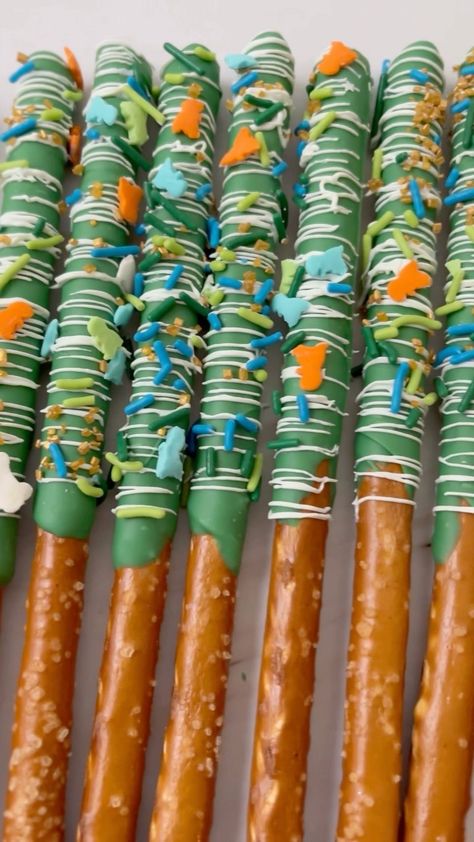 Jaslin Tsai | Dinosaur theme is so popular right now. Even my youngest asks me if he can have dinosaur cake for his birthday. Sprinkles @candi.fetti… | Instagram Dinosaur Birthday Party Dessert Table, Dinosaur Pretzel Rods, Dinosaur Birthday Party Cookies, Dinosaur Rice Krispie Treats, Dinosaur Birthday Treats, Food For Dinosaur Themed Party, Dinosaur Candy Table, Dinosaur Jello, Dino Themed Food