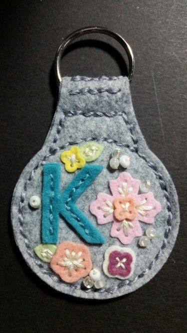 Felt Craft Keychains, Felt Keychain Diy, Key Chains Diy Handmade Felt, Felt Fabric Keychain, Fabric Keychain Diy Key Fobs, Key Fob Embroidery Design, Felt Keyring, Fabric Key Fob, Felt Keychain