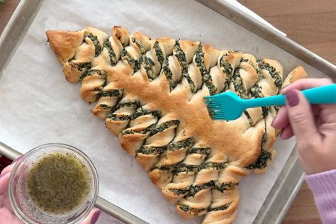 This is such a cute holiday appetizer idea! Breadsticks stuffed with spinach dip in the shape of a Christmas tree. Christmas Tree Spinach Dip Breadsticks, Spinach Dip Breadsticks, Christmas Tree Spinach Dip, Quick Holiday Appetizers, Stuffed Breadsticks, Holiday Cooking Christmas, Tree Bread, Breadsticks Easy, Christmas Tree Bread