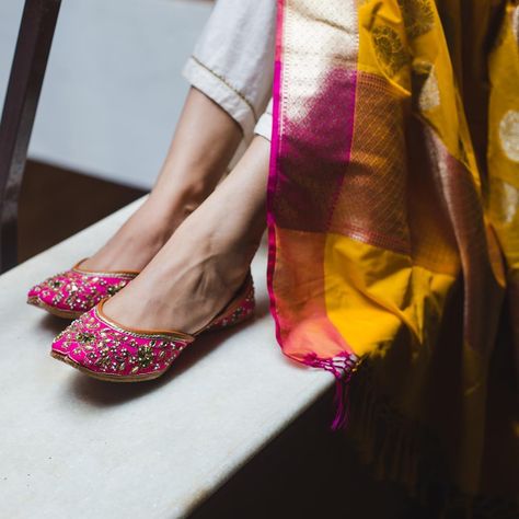 Juttis For Women, Punjabi Shoes, Jutti Punjabi, Fuchsia Outfit, Kolhapuri Chappals, Punjabi Style, Punjabi Outfits, Punjabi Jutti, Embellished Shoes