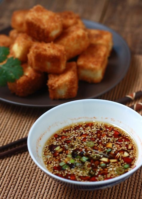 Panko Tofu with Sesame Soy Dipping Sauce - SO GOOD. Mike said, "This tastes like fried chicken!" Tofu Dipping Sauce, Chinese Tofu, Soy Dipping Sauce, Thai Dipping Sauce, Braised Chicken Breast, Deep Fried Tofu, Asian Spices, Dipping Sauces Recipes, Tofu Dishes