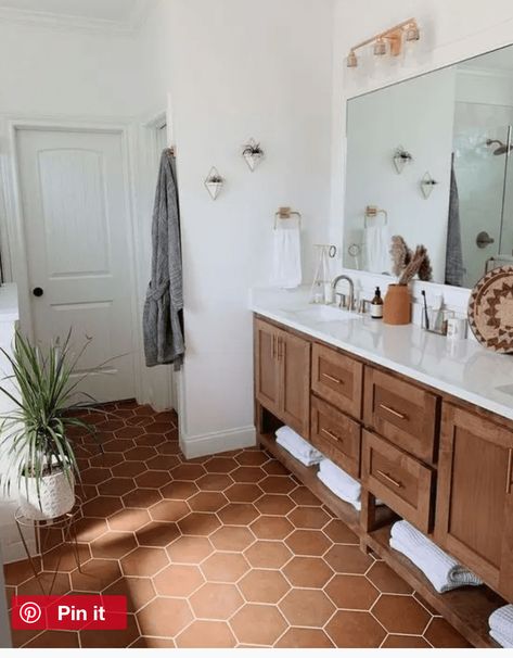 Bathroom Tile Statement Wall, Boho Vintage Bathroom Ideas, Warm Cozy Bathroom Ideas, 70s Renovation, Spanish Style Bedroom Master Suite, Earth Tone Bathroom Ideas, Terracotta Tile Bathroom, Warm Tone Bathroom, Terracotta Bathroom Floor