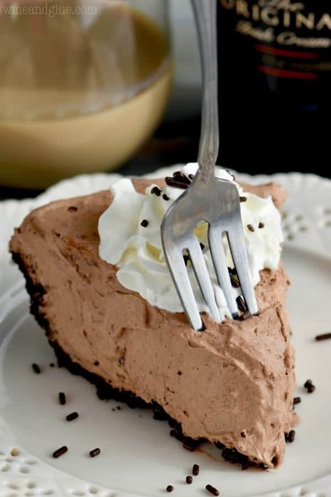 No Bake Baileys Chocolate Pie - Simple Joy Bailey Cheesecake, Baileys Pie, Baileys Chocolate Pie, Chocolate Pie Easy, Easy Chocolate Pie, No Bake Pie, Recipes No Bake, Store Bought Pie Crust, Baileys Recipes