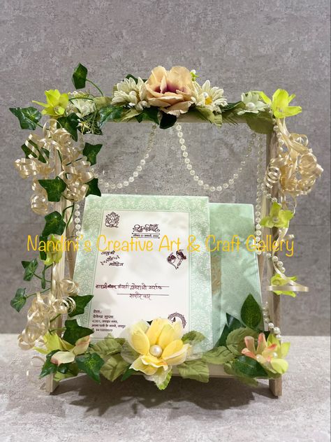 Wedding Card Invitation Hamper, Wedding Saree Basket Decoration, Wedding Card Platter Indian, Invitation Tray Decoration, Wedding Card Hamper Basket Ideas, Wedding Card Decorations Tray, Marriage Card Decoration Ideas, Wedding Invitation Platter, Wedding Invitation Tray Decoration