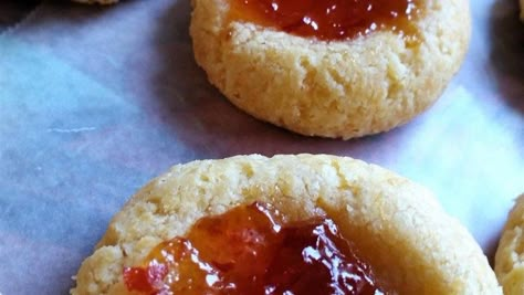 Love hot pepper jelly! These are NOT a sweet treat- Cheesy Thumbprint Appetizers with Hot Pepper Jelly Pepper Jellies, Savory Cookies, Pepper Jelly Recipes, Habanero Pepper, Cheese Appetizer, Hot Pepper Jelly, Jelly Recipe, Fingerfood Party, Pepper Jelly