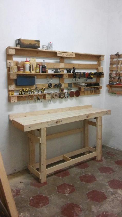 Pallet Projects Garage, Pallet Garage Storage, Worktable Design, Wood Workbench, Easy Garage Storage, Garage Storage Inspiration, Diy Cabinet Doors, Storage Shed Organization, Garage Workshop Organization