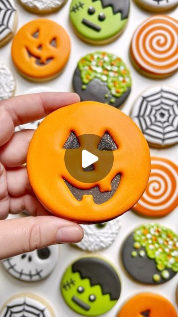 Grace Gaylord | Cookie Artist & Content Creator ~ NYC on Instagram: "I honestly never thought I could do cutouts if I was only using one consistency (thick flood) but turns out you can 🎃

Like this cookie? Want to learn how to make this and 6 more fun designs with just a circle? Link is in my bio to purchase this online class 🤩 It includes a 2+ hour class recording (the class was originally held live) and a 40+ page workbook (detailed instructions on recipes, links for what you need to you buy, prep work, step-by-step photo instructions for decorating each cookie and much more!).

2.5 min ⏩ 24 sec

Cutter is a 3” circle
Tipless bags @borderlandsbakery - use code THEGRACEFULBAKER10 for 10% off!

#halloween #halloweencookies #decoratedcookies #beginnercookies #easycookies #pumpkins #pumpki Candy Corn Shaped Cookies, Round Halloween Cookies Royal Icing, Circle Halloween Cookies, Round Halloween Sugar Cookies, Circle Thanksgiving Sugar Cookies, Circle Halloween Sugar Cookies, Halloween Pumpkin Cookies, Cookie Videos, Shaped Cookie