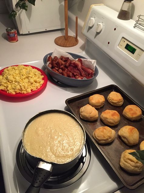 Grits And Bacon, Home Cooked Breakfast, Biscuit Breakfast, Good Morning Breakfast, Soul Food Dinner, Food Babe, Food Therapy, Healthy Food Motivation, Healthy Lifestyle Food