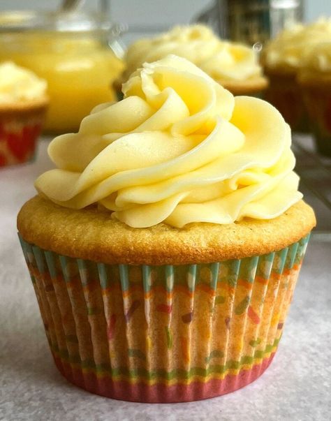 Passion Fruit Cupcakes filled with Passion Fruit Curd and topped with Passion Fruit Curd Buttercream…I mean what else do you need? Check out this recipe for some of the best cupcakes you will ever make or eat!Since these cupcakes are filled with a creamy passion fruit curd, I knew I wanted the cupcake to be super light and moist. The passion fruit curd buttercream is also really dense so the cupcake had to be light. This basic vanilla cupcake base is the perfect complement to the passi… Passionfruit Cupcakes Recipes, Passion Fruit Buttercream, Passionfruit Curd Recipe, Passion Fruit Frosting, Passion Fruit Buttercream Recipe, Passion Fruit Cupcakes, Cupcakes With Filling Inside, Passionfruit Cupcakes, Passionfruit Buttercream