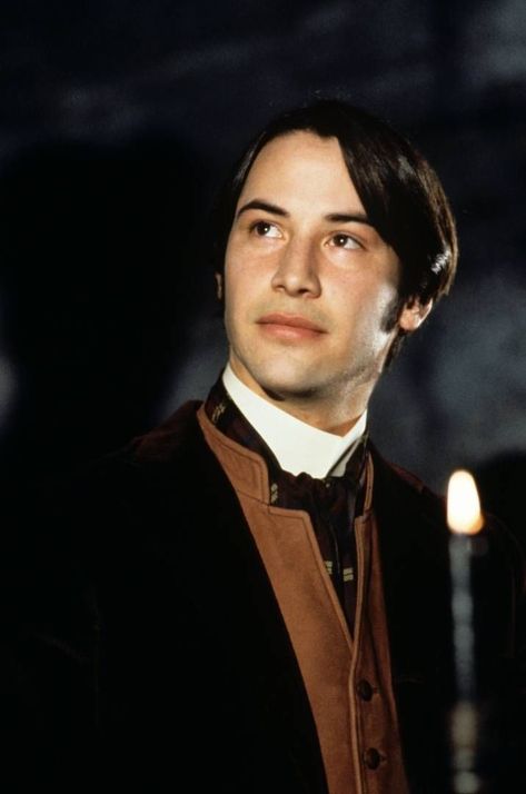 Keanu Reeves playing as jonathan harker in the movie bram stoker's dracula Keanu Reeves Haircut, Keanu Reeves Dracula, Jonathan Harker, Bram Stokers Dracula, Dracula 1992, Keanu Reeves Young, Keanu Reeves Quotes, Bram Stoker's Dracula, Keanu Charles Reeves