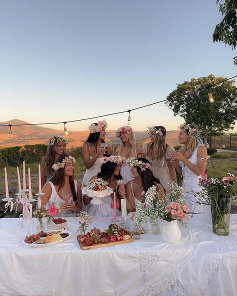 Midsummer party with the girls🌸🎀💘 Summer inspo, Pinterest inspired, summer aesthetic, summer dress, vacation outfits Midsummer Party, Picnic Inspo, Garden Party Outfit, Flower Birthday Party, Girls Cake, Friends Goals, 20th Birthday Party, Cute Birthday Ideas, Picnic Birthday