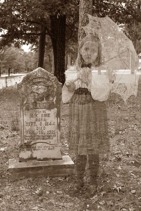 How to Make Family Ghost Photos Tutorial ~ This photo editing technique is great for genealogists and fun for Halloween too! Ghosts In The Graveyard, Paranormal Aesthetic, Ghost Family, Paranormal Photos, Scary Ghost Pictures, Halloween Wishes, Creepy Photos, Real Ghosts, Ghost Pictures