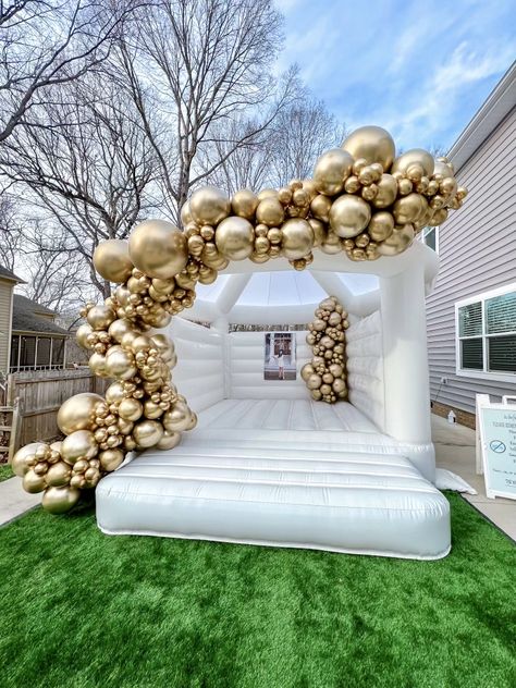 Luxury Bounce House, Grad Party Bouncy House, Wedding Bounce House, White Bounce House Graduation, White Bounce House Balloon Garland, All White Bounce House, White Bounce House, White Bounce House Birthday, White Bounce House With Balloons