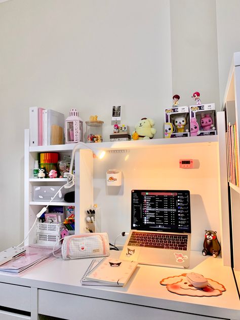 Study Table Setup Aesthetic, Studying Table Aesthetic, Teenage Desk Ideas Study Areas, Study Table Setup Ideas, Ikea Desk Inspiration, Aethstetic Desk Ideas, Laptop Table Setup, Aesthetic Desk With Shelves, Diy Desk Makeover Ideas