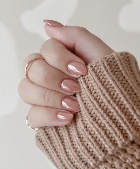 Fall Nails 2022 Pearl, Fall Donut Glaze Nails, Neutral Fall Nails Chrome, Fall Nails 2023 Neutral, Fall Neutral Dip Powder Nails, Pale Skin Fall Nails, Short Round Glazed Donut Nails, Glazed Pumpkin Nails, Bridal Fall Nails