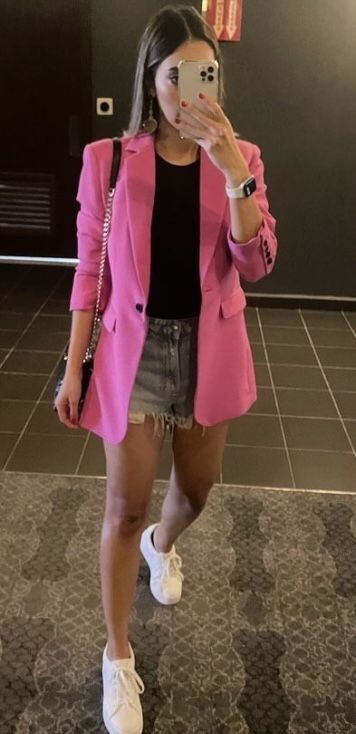 Outfits With Pink Blazers For Women, Blazer Outfits Pink, Pink Blazer And Sneakers Outfit, La Looks Outfits, Casual Pink Blazer Outfits, Pink Blazer Shorts Outfit, Outfit Con Blazer Rosa Palo, Pink Blazer Summer Outfit, How To Wear Pink Blazer