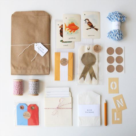 gift set Gift Wrapping Kit, Envelope Book, Gift Wrapping Inspiration, Stationary Gifts, Brown Paper Packages, Product Display, Pretty Packaging, Packaging Ideas, Wrapping Ideas