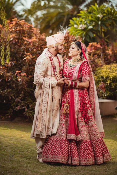 Couple Poses On Wedding Day, Bridal Groom Indian Dress, Best Poses For Wedding Couple, Wedding Dress Couple Indian, Cupule Wedding Pose, Wedding Dresses For Couple, India Wedding Couple Poses, Wedding Day Couple Poses, Couple Poses In Wedding