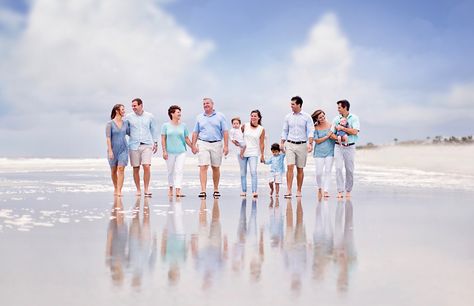 Family photo on the beach ... love the light blues and greens ... love the reflection on the beach! Beach Photoshoot Family, Beach Picture Outfits, Big Family Photos, Family Portrait Outfits, Extended Family Photos, Beach Photography Family, Beach Photo Session, Family Beach Portraits, Family Beach Pictures