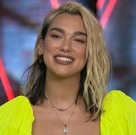 Dua Lipa Blonde And Black Hair, Short Brown Bob, Prettiest Smile, Black To Blonde Hair, Blonde Hair Brown Eyes, Blonde Bangs, Split Hair, Platinum Hair, 90s Hairstyles