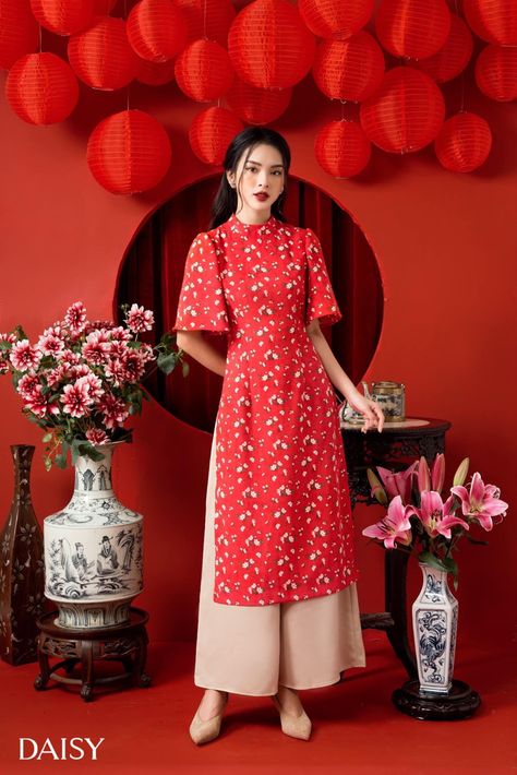 Imlek Outfit, Chinese New Year Fashion, Lunar New Year Outfit, Red Cheongsam For Spring Festivals, Red Long Cheongsam For Spring, Sangjit Dress, Chinese New Year Dress, Spring Festival Traditional Cheongsam, Cheongsam Photoshoot