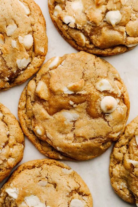 Super chewy, gooey, white chocolate macadamia nut cookies made with sourdough discard. Sourdough White Chocolate Macadamia Nut Cookies, Sourdough White Chocolate Chip Cookies, Brown Butter Sourdough Cookies, Sourdough Peanut Butter Cookies, Discard Desserts, Chocolate Chip Cookies Oatmeal, Sourdough Discard Cookies, Cookies Oatmeal Raisin, Chocolate Macadamia Cookies