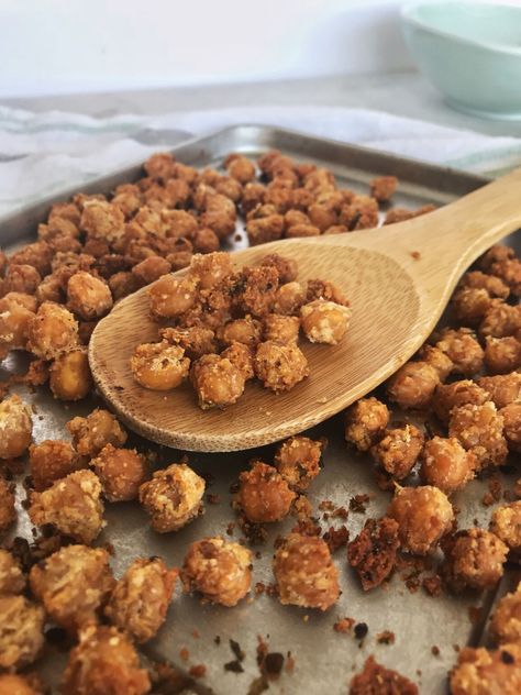 Crispy Garlic Parmesan Roasted Chickpeas - In Fine Taste Garlic Chickpeas, Chickpea Recipes Roasted, Crispy Garlic, Crispy Chickpeas, Snack Mix Recipes, Chickpea Recipes, Snack Attack, Air Fryer Recipes Healthy, Roasted Chickpeas