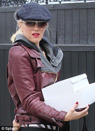 Hats off to her: Gwen Stefani pulls off the trend with aplomb Flatcaps Men, Flat Cap Women Outfits, Flat Cap Outfit, Cap Women Outfit, Flat Cap Women, Newsboy Hat Women, Types Of Hats For Women, Purple Autumn, Winter Caps