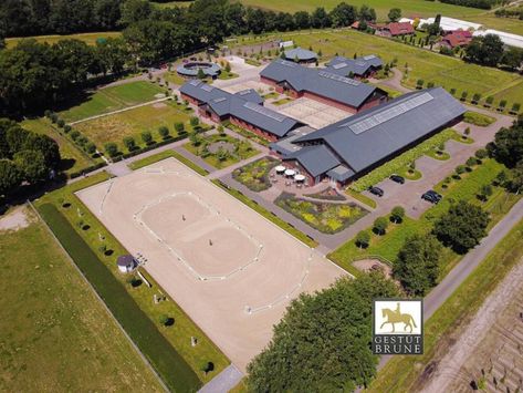 Gestüt Brune Offers Best in Class Facilities & Care - STABLE STYLE Equestrian Property Layout, Horse Property Ideas, Fancy Horse Barns, Stable Aesthetic, Luxury Horse Stables, Horse Stables Design, Dream Barn Stables, Modern Equestrian, Equestrian Stables