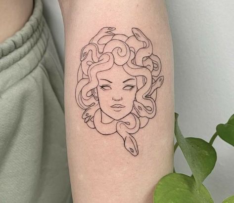 Unique Minimalist Tattoo, Tattoo Medusa, Maching Tattoos, Tattoo Cute, Medusa Tattoo Design, On Tattoo, Sharpie Tattoos, Flower Tattoo Shoulder, Petite Tattoos