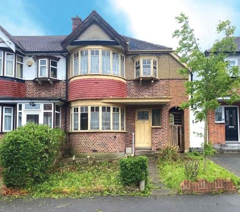 A serious renovation project for sure, but this 1930s time capsule house in Harrow, Greater London is both fascinating and quite a prospect. At auction with a guide of £275k. 1930s House Interior Original, 1930s House Exterior Uk, 1930s House Exterior, Time Capsule House, 1930s House Interior, 1920 House, Art Deco House, Capsule House, British Houses