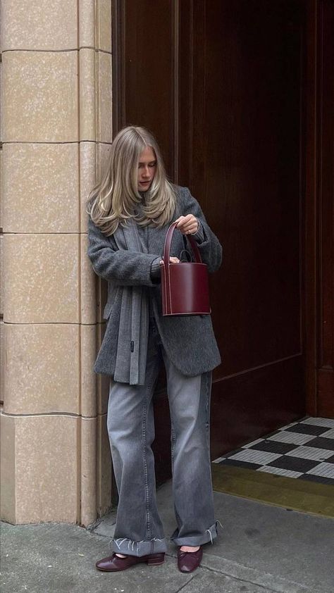 Old Money Winter, Grey Sweater Outfit, Old Money Fashion, Ny Outfits, Money Fashion, Fashion Trend Forecast, Skandinavian Fashion, Look Expensive, Chique Outfits