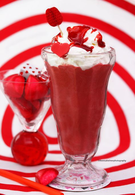 Creamy Red Velvet Milkshake Red Velvet Milkshake Recipe, Red Velvet Milkshake, Red Velvet Cake Mix, Milkshake Recipe, Cup Of Milk, Milkshake Recipes, Milk Shakes, Strawberry Puree, Sweet Drinks