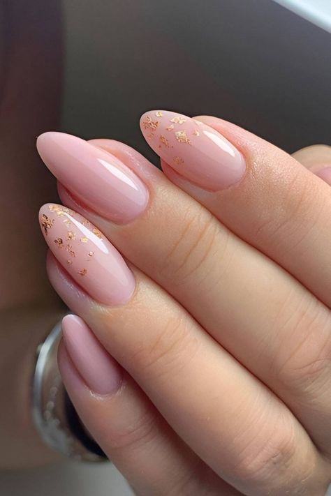 Nude nails are a true classic of the manicure world that can never go out of style. They look gorgeous on every occasion and season of the year. Plus, this nail trend comes in millions of options. You can change the shades and the shapes to fit your mood, style, and outfits better. Natural length, long tips, full acrylic, or short nails all look stunning with this neutral color palette. Acrylic Nails Natural, Baby Pink Nails, Nude Nail Designs, Simple Gel Nails, Work Nails, Casual Nails, Soft Nails, Oval Nails, Neutral Nails