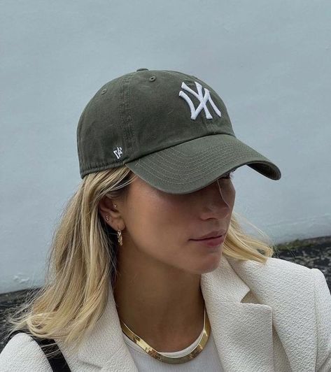 Yankee Cap Aesthetic, Yankees Cap Women Outfit, Baseball Caps Aesthetic, Ny Baseball Cap Outfit, Green Ny Hat, Aesthetic Baseball Caps, Aesthetic Hats Baseball Caps, New Era Cap Outfit Woman, Ny Yankees Hat Outfit