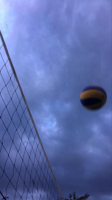 Wallpaper Volleyball, Volleyball Photography, Volleyball Wallpaper, Volleyball Photos, Futurisme Retro, Ball Aesthetic, Volleyball Inspiration, Volleyball Workouts, Volleyball Pictures