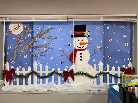 Christmas Hallway Decorations School Winter Bulletin Boards, Christmas Window Display School, Christmas Bulliten Board Ideas, Winter Bulletin Board Ideas For School, Winter Wonderland Hallway, Snowman Bulletin Board Ideas, Winter Classroom Display, Christmas Decorations For Table, Hallway Decoration Ideas