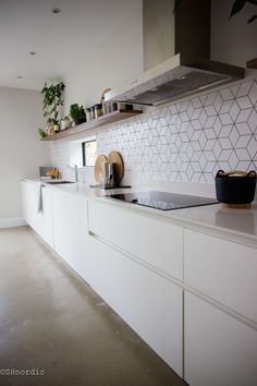 white kitchen bank White Kitchen Units, Kitchen Unit Designs, Gorgeous White Kitchen, Modern Contemporary Kitchen, Smitten Kitchen, White Kitchen Design, Kitchen Units, Minimalist Kitchen, How To Design