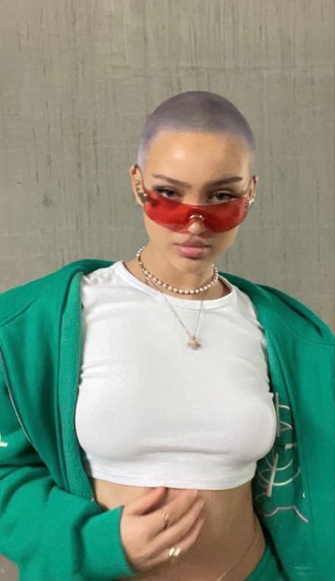 Buzz Cut Outfit Women, Buzzed Hair Women Round Face, Bald Women Fashion Outfits, Shaved Hair Outfits, Buzzcut Women Aesthetic, Bald Girl Aesthetic, Buzzed Hair Women, Buzz Cut Women, Shaved Hair Designs