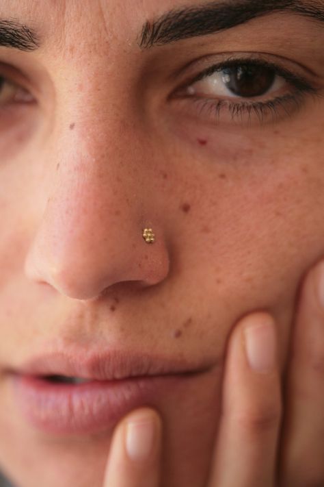 Nose Stud Jewelry, Indian Nose Piercing, Boho Nose Ring, Flower Nose Stud, Piercing Nostril, Tiny Nose Studs, Tiny Nose, Piercings Ideas, Cute Nose Piercings