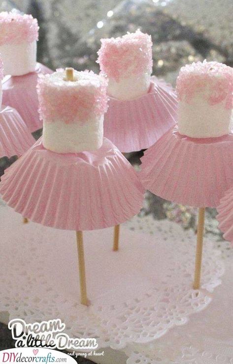 Cute Ballerinas - Food Ideas for a Baby Shower for Girls Princess Cake Pops, Diy Baby Shower Centerpieces, Ballerina Cupcakes, Idee Babyshower, Boy Baby Shower Ideas, Shower Desserts, Baby Shower Bbq, Baby Shower Desserts, Diy Bebe