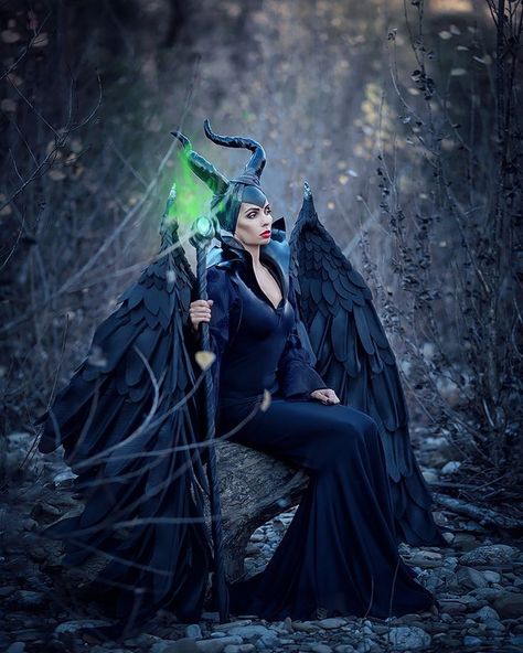 Maleficent Cosplay, Frozen Anna, Text Layout, Disney Cosplay, Anna Frozen, Halloween Inspo, Cover Image, Maleficent, Cupcakes Decoration