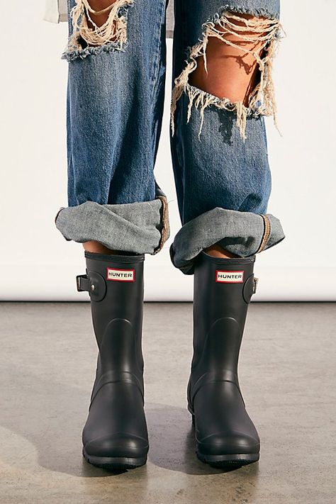 Hunter Rain Boots Outfit, Hunter Short Boots, Rainboots Outfit, Hunter Boots Short, Rain Boot Outfit, Hunter Short, Hunter Boots Outfit, Hunter Wellies, Rainy Day Fashion