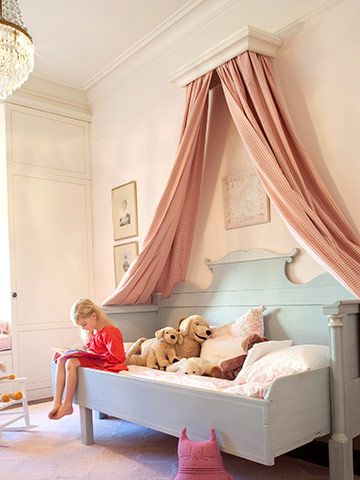 i would love to have this room for my daughter! Creative Headboard, Girls Room Colors, Canopy Bed Diy, Backyard Canopy, Dekorasi Kamar Tidur, Kids Headboard, Girl’s Room, Bed Canopy, Canopy Bed