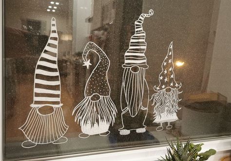 Window Winter Art, Posca Window Art Christmas, Posca Christmas Window, Christmas Window Decorations Paint, Posca Window Art, Christmas Windows Painted, Painted Christmas Windows, Christmas Window Painting Diy, Christmas Window Paint